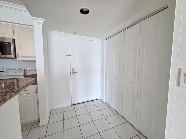 Building Photo - 1155 Brickell Bay Dr