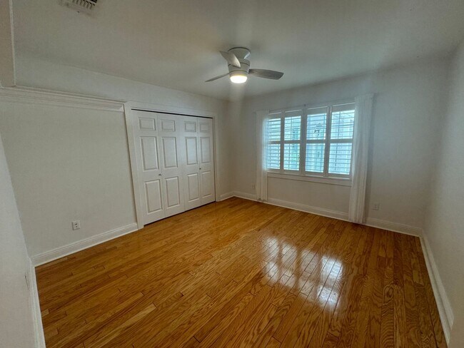 Building Photo - Gulf Breeze Proper - 5 bedroom, 3.5 bathro...