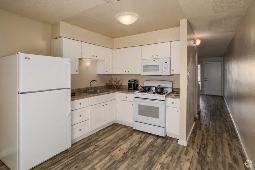 2BR, 1BA - 900SF - Kitchen - American River Garden Apartments