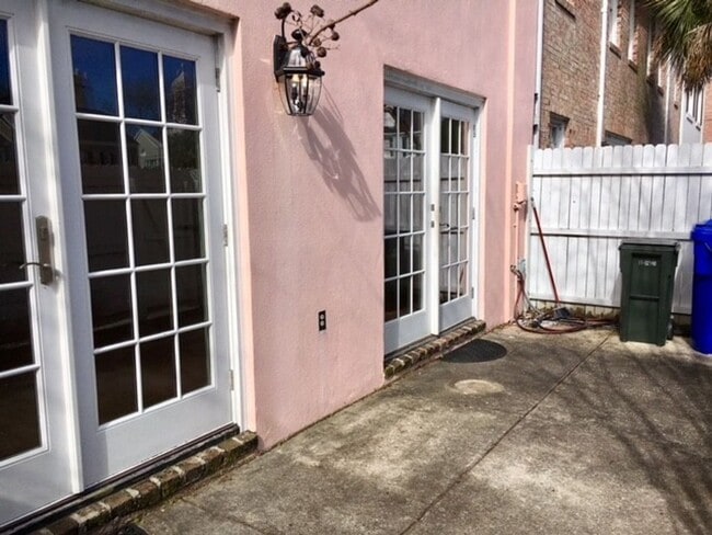 Building Photo - Downtown Town House - Steps to the Battery, Colonial Lake and King Street!