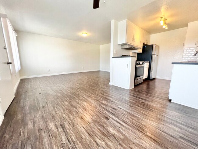 Primary Photo - 5640 S La Brea Ave