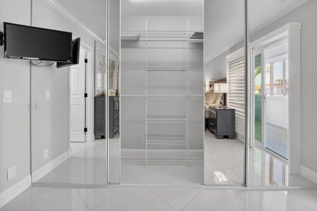 Building Photo - 102 Waterford D
