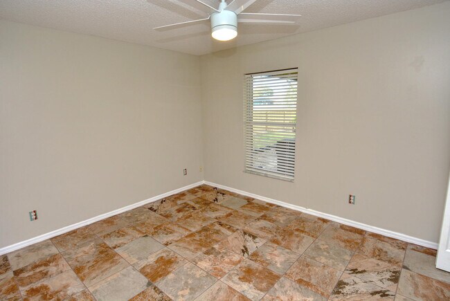 Building Photo - 176 Valley Pl