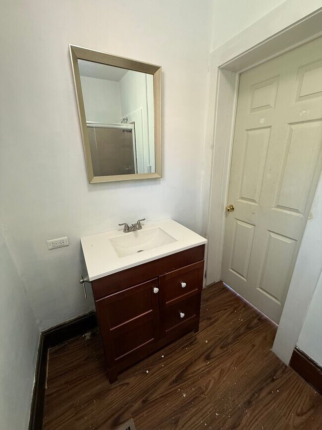 Building Photo - Spacious 3-bed 2-full bath available now
