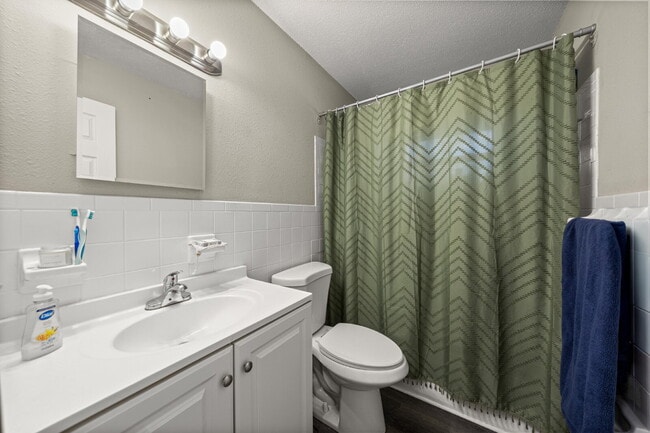 Building Photo - Cozy, fenced 2BR, 1.5BA in NE