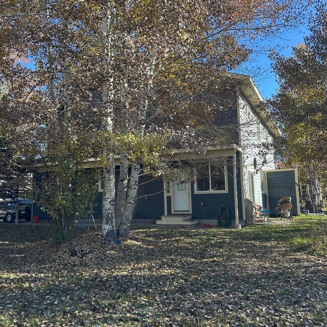 Building Photo - Spacious  3 bedroom 2.5 bathroom townhouse