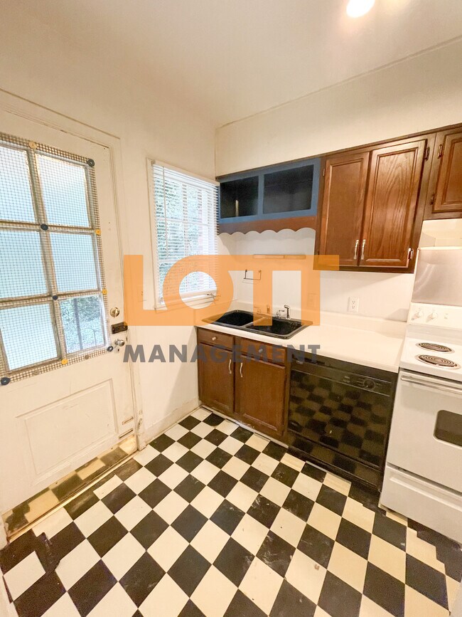 Building Photo - 600 University Rdg