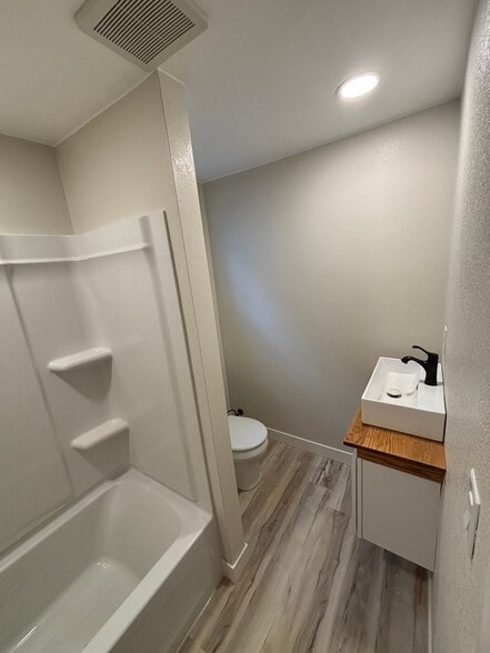 Building Photo - 1701 W Porter St