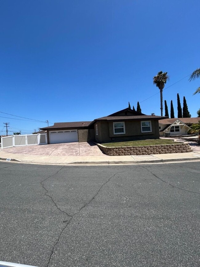 Building Photo - Beautiful and Spacious 3 Bedroom, 2 Bath Home! $3,800 Move In Ready!