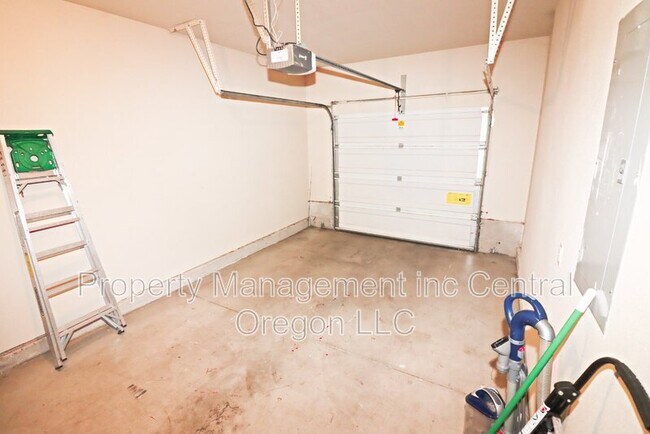 Building Photo - 3041 NE Canoe Ct