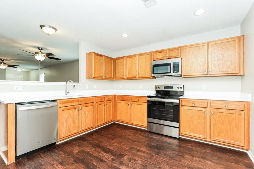 Building Photo - 2657 Sutherland Dr