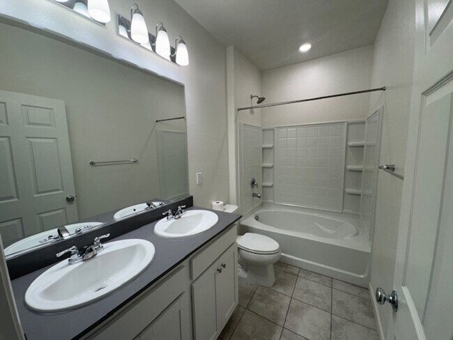 Building Photo - Beautiful, Single Story 3 Bedroom Home in ...