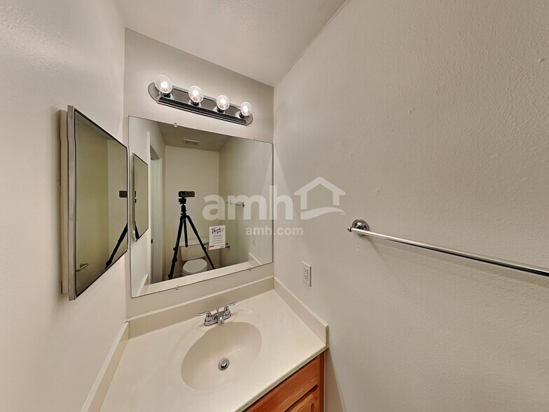 Building Photo - 5523 Ashleigh Park Dr