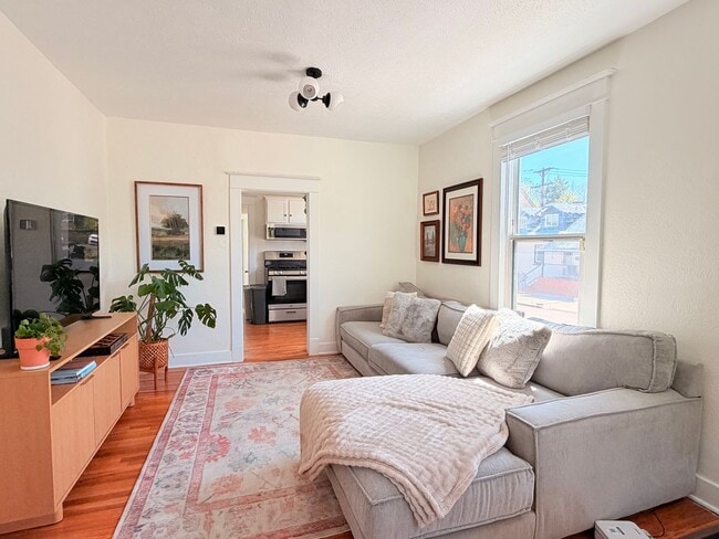 Building Photo - Charming 2 Bed 1 Bath Duplex in West Highlands