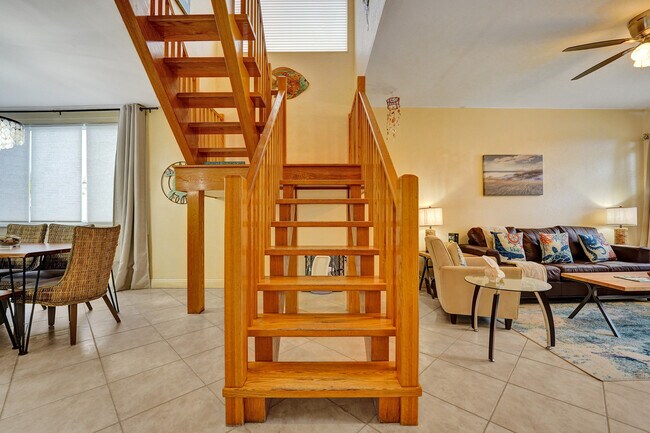 Building Photo - 220 Pine Ave