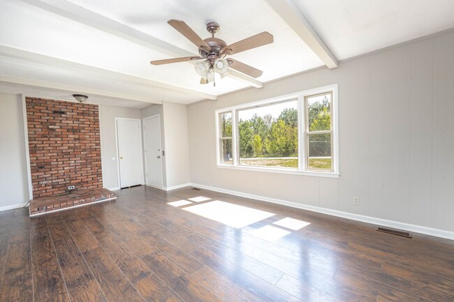 Building Photo - Move in Ready!!3 Bedroom 2 Bath Home in Le...