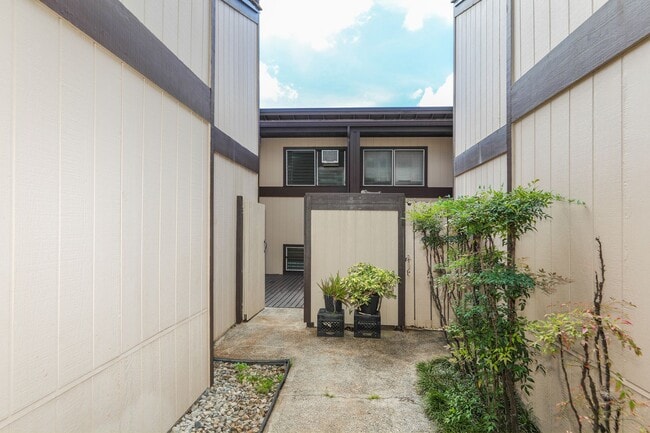 Building Photo - 98-1070-1070 Komo Mai Dr