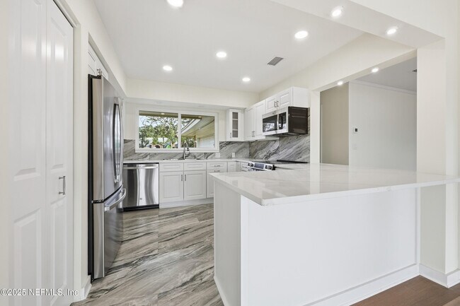 Building Photo - 330 San Juan Dr