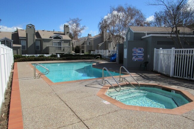 Building Photo - Beautiful 3 Bed/2.5 Bath Townhome