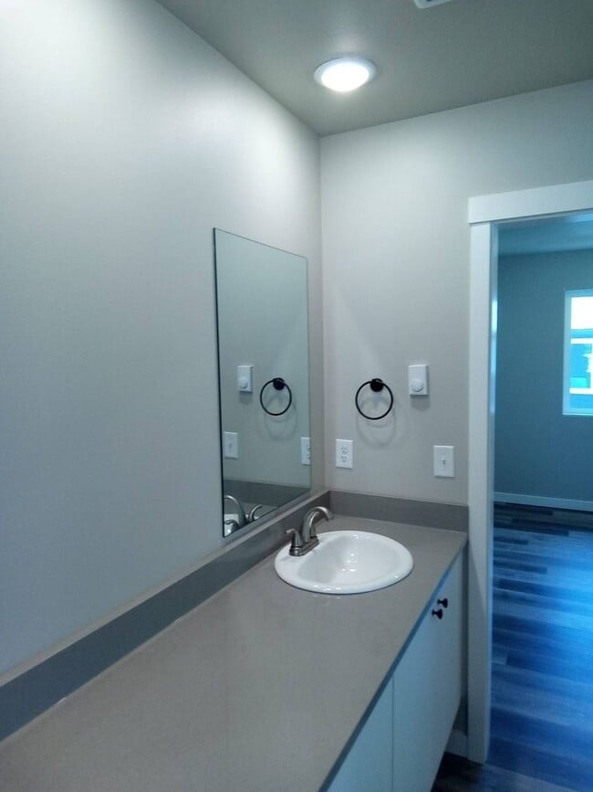 Building Photo - 3 Bedroom, 2.5 Bath in Blaine in Newer Nei...