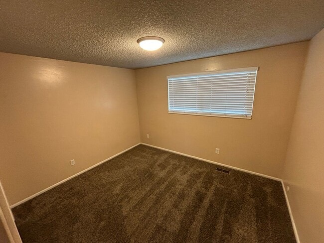 Building Photo - Nice and Spacious Orem Home