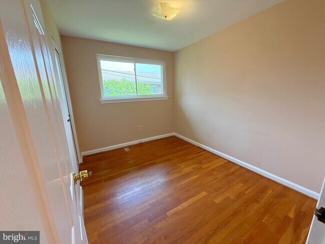 Building Photo - 7104 Adelphi Rd