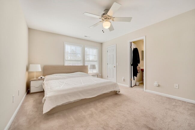 Building Photo - 3 bedroom home with large, fenced backyard convenient to RTP!