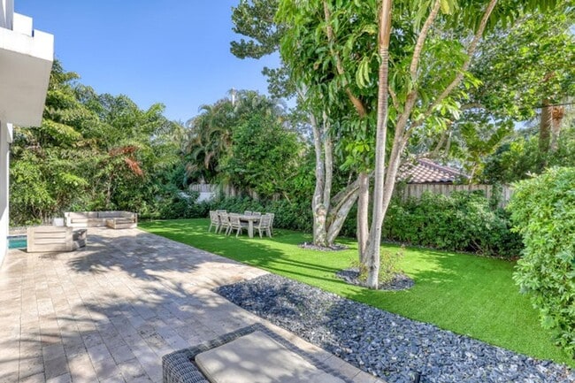 Building Photo - 703 NE 5th St