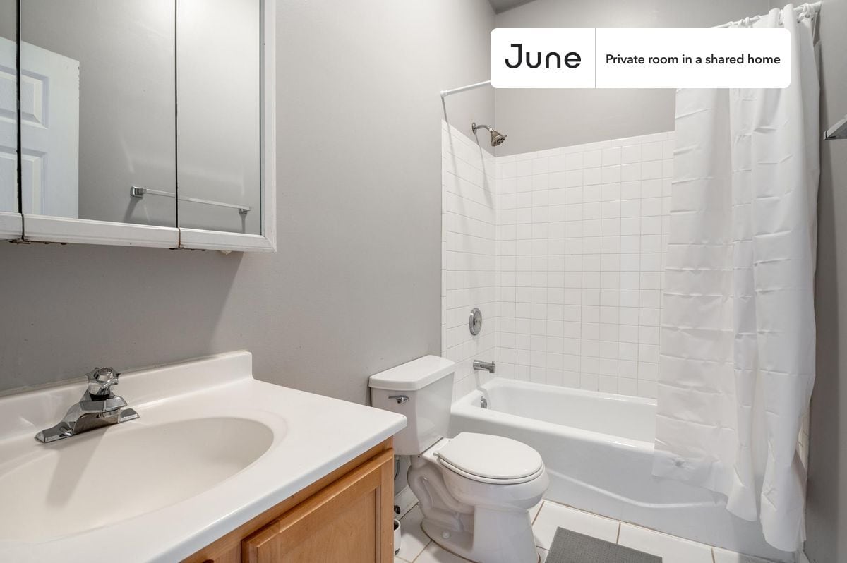 Building Photo - Room in Shared 3 bed/2 bath home in Near West Side