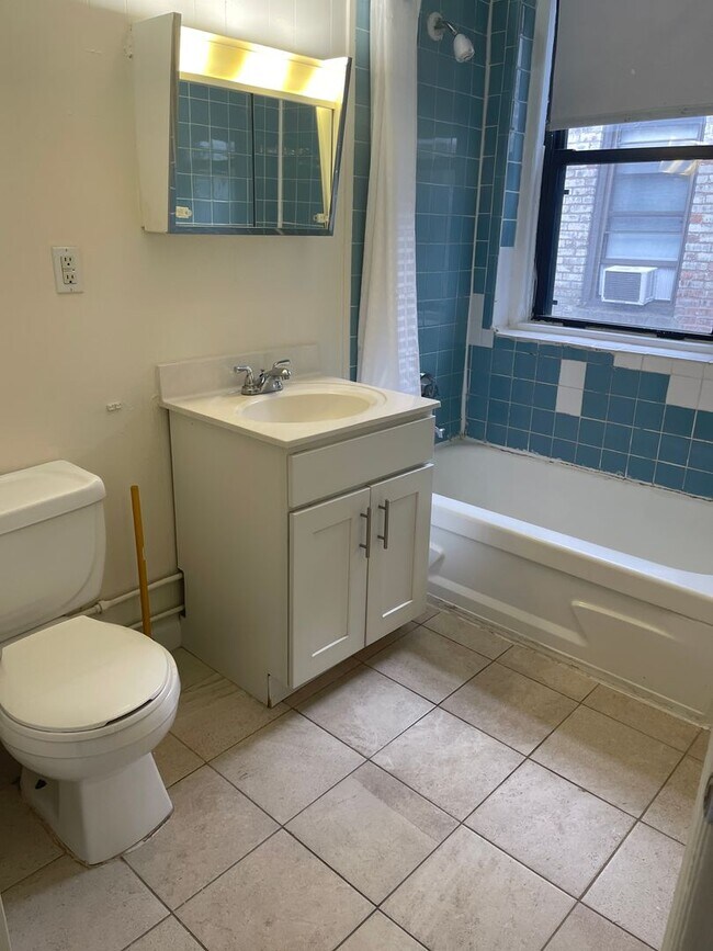 Building Photo - Available now or Dec, Jan MASSIVE TOP FLOOR 1 bed in Pacakrds Corner   EASY EASY CHOICE!