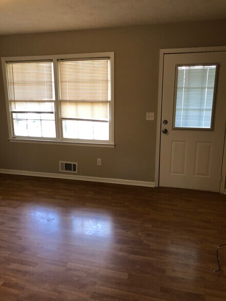 Building Photo - 1015 Eastview Rd NE