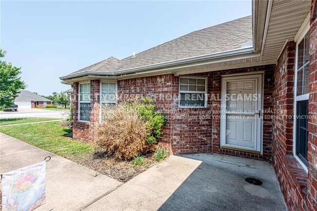 Building Photo - 245 Ravenwood Rd