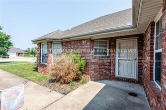 Building Photo - 245 Ravenwood Rd