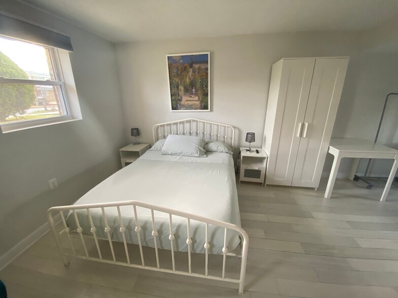 Queen size bed - 7922 Fitzroy St