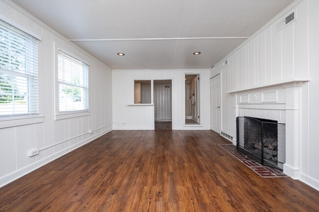 Building Photo - 114 Newman St