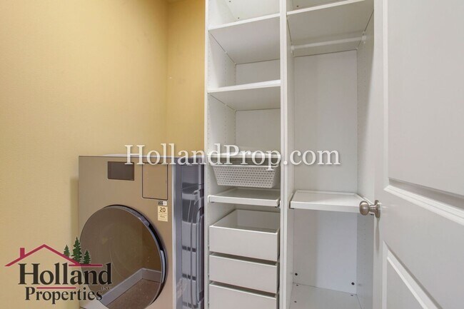 Building Photo - Beautiful 3-Bedroom Home with Covered Patio & Fenced Yard