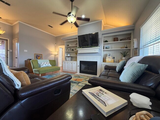 Building Photo - 1021 Kirby Ave