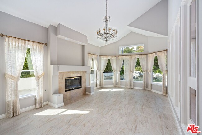 Building Photo - 5683 Hazelcrest Cir