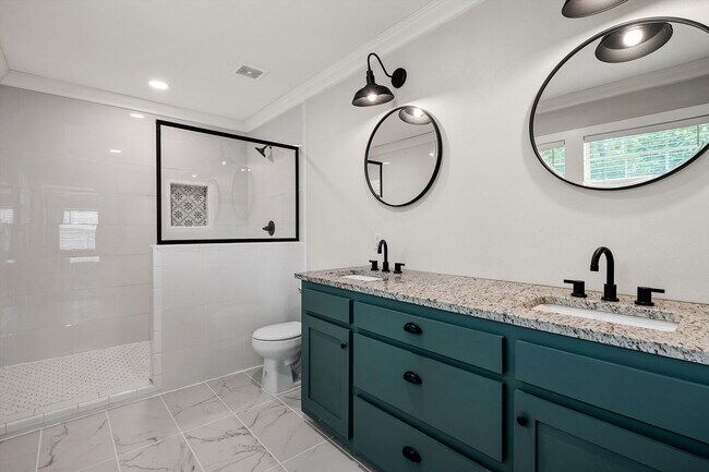 Building Photo - Beautifully Updated 2/2 Cottage - Available now!