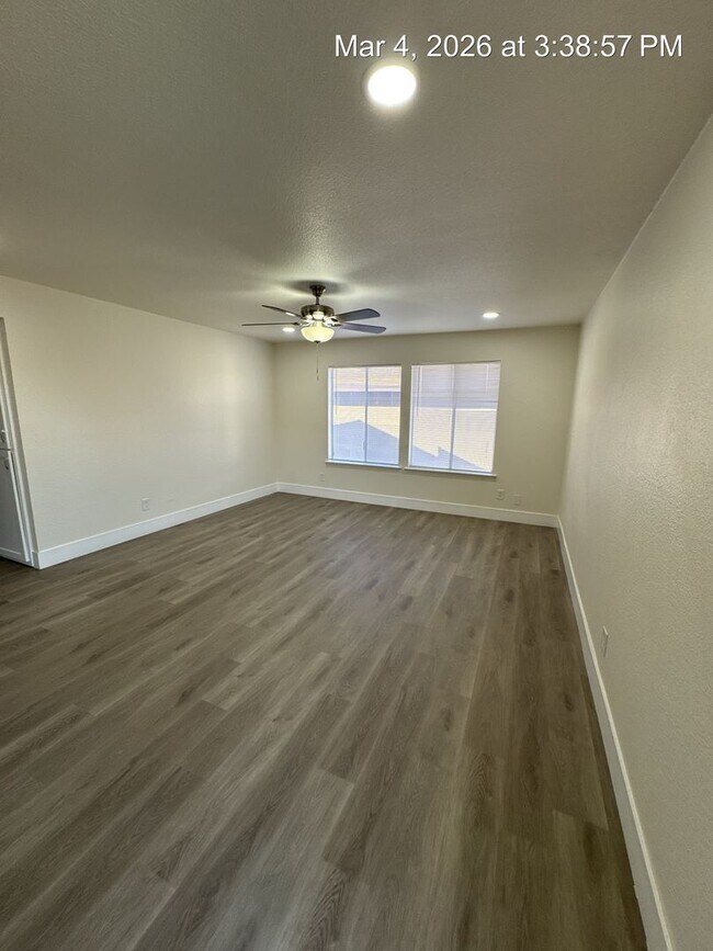 Building Photo - $500 OFF 1st Month Rent!! Upstairs Unit!!! Move in Ready!