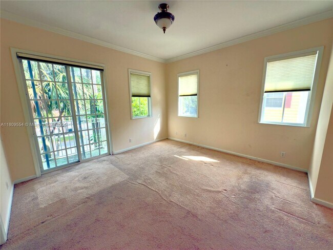 Building Photo - 531 SW 18th Ave