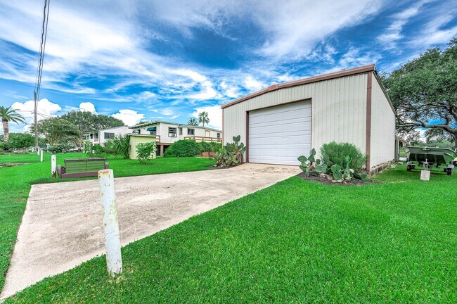Building Photo - 325 Palm Dr