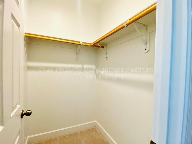 Building Photo - 1046 Lindsay Ln