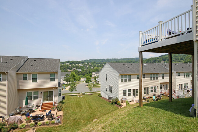 Building Photo - Pet Friendly End-unit Pantops Townhome (Ap...