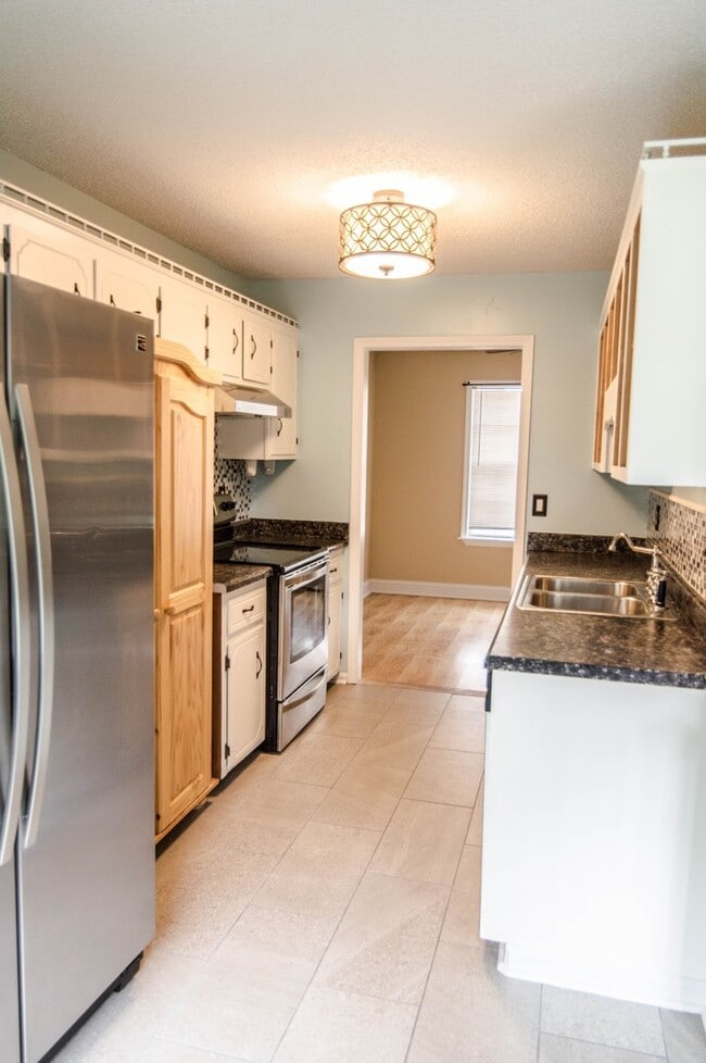 Building Photo - Pet Friendly Three Bedroom!