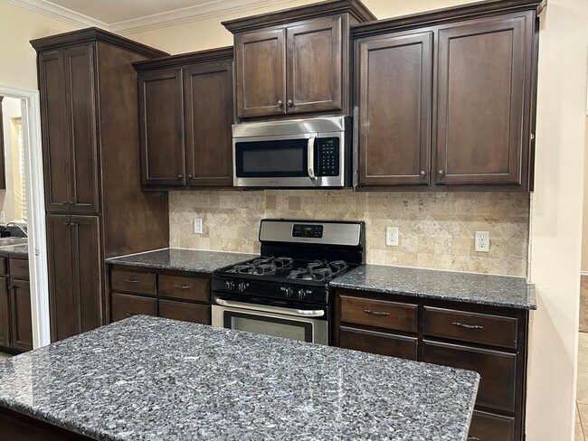 Building Photo - Elegant Living in the Heart of OKC – Impec...
