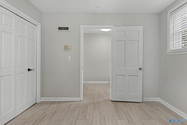 Building Photo - 820 Tannahill Dr SE