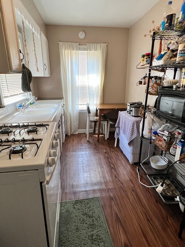 Building Photo - Spacious and bright Upper One Bedroom