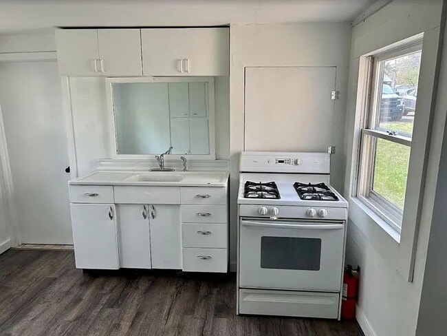 Building Photo - "Charming 2-Bedroom Home with Spacious 1,5...