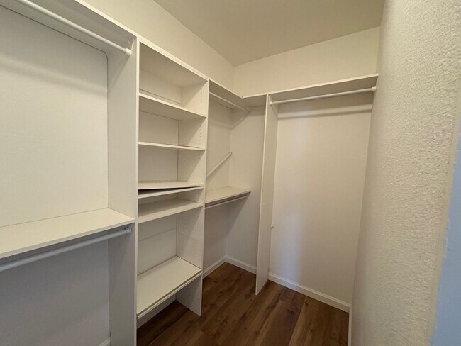 Building Photo - Close to ACE train, parks and school